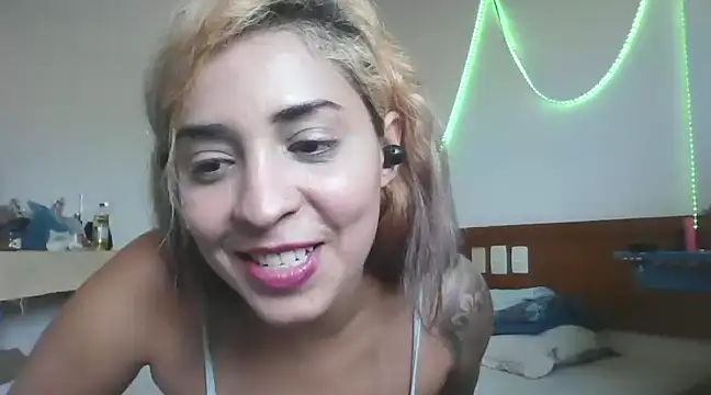 Snapshot of Gabrielleof chatting on 01-06-25, 03:08 Gabrielleof online show from 01-06-25, 03:08