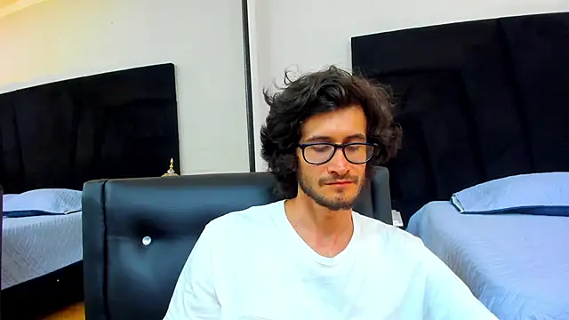 Snapshot of Loggan_donnelly chatting on 02-14-25, 03:33 Loggan donnelly online show from 02-14-25, 03:33