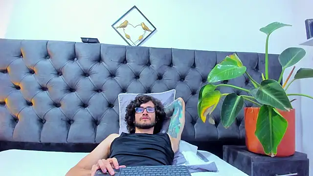 Snapshot of Loggan_donnelly chatting on 02-28-25, 12:10 Loggan donnelly online show from 02-28-25, 12:10