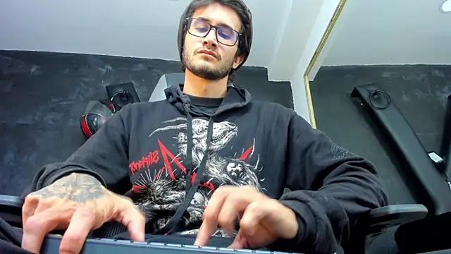 Snapshot of Loggan_donnelly chatting on 09-28-25, 08:25 Loggan donnelly online show from 09-28-25, 08:25