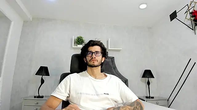 Snapshot of Loggan_donnelly chatting on 10-05-25, 05:44 Loggan donnelly online show from 10-05-25, 05:44