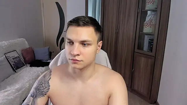 Snapshot of handsome_guy01 chatting on 09-21-25, 12:12 handsome guy01 online show from 09-21-25, 12:12