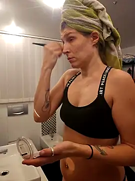 Snapshot of Lenchen_ chatting on 02-24-25, 08:03 Lenchen online show from 02-24-25, 08:03