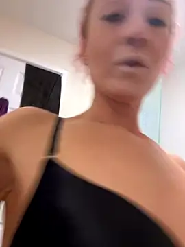 Snapshot of SweetSolez chatting on 09-20-25, 08:10 SweetSolez online show from 09-20-25, 08:10