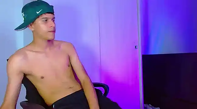 Snapshot of LiamGadiell chatting on 12-24-24, 12:33 LiamGadiell online show from 12-24-24, 12:33