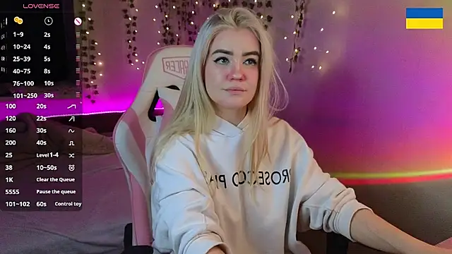 Snapshot of RedVelveten chatting on 09-29-25, 07:40 RedVelveten online show from 09-29-25, 07:40