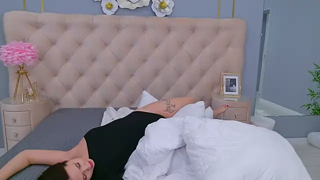 milaleoneli online show from 02-12-25, 06:40