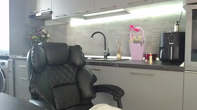 Snapshot of queenzoora chatting on 03-13-26, 12:12 queenzoora online show from 03-13-26, 12:12