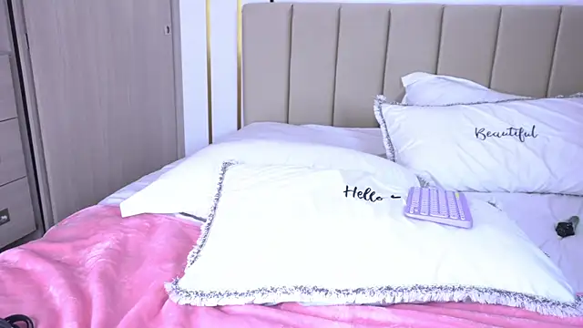 Snapshot of b3llaspringg chatting on 03-06-25, 12:43 b3llaspringg online show from 03-06-25, 12:43