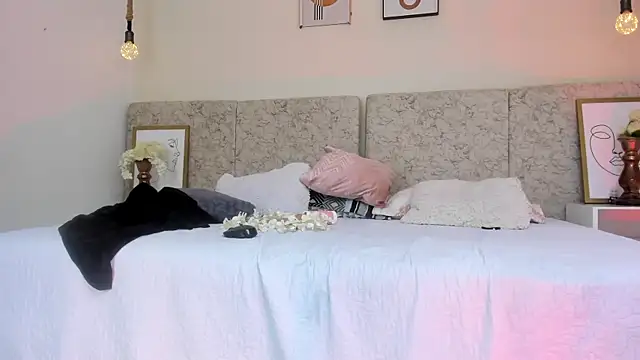 naomiii   online show from 03-22-25, 05:28