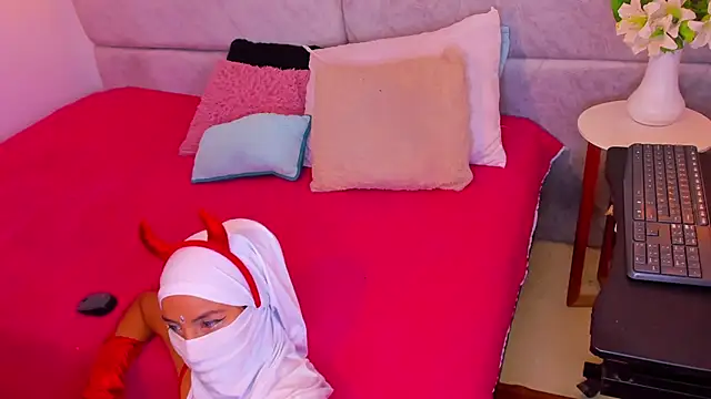 naomiii   online show from 11-05-25, 11:54