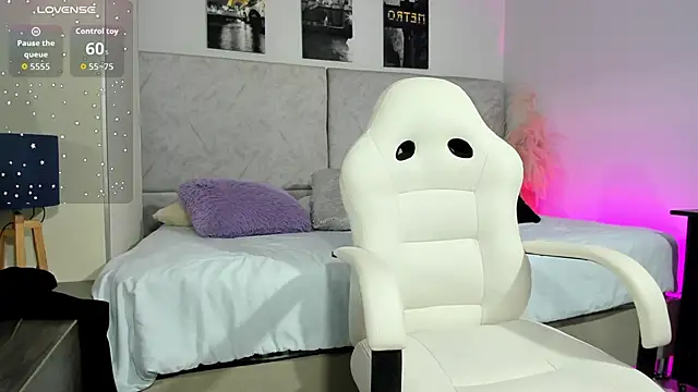 naomiii   online show from 04-25-26, 11:57