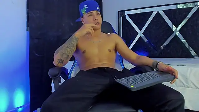 SantiagoReyesFtt online show from 12-31-24, 01:47