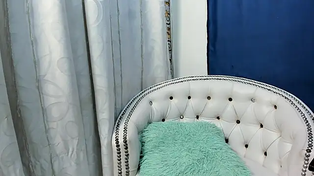 Snapshot of Analia18_ chatting on 02-23-25, 12:37 Analia18 online show from 02-23-25, 12:37