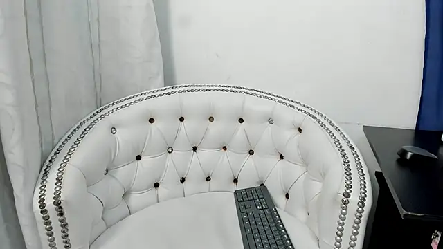 Snapshot of Analia18_ chatting on 02-25-25, 04:10 Analia18 online show from 02-25-25, 04:10
