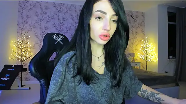 Snapshot of NancyLovee_ chatting on 12-21-25, 04:19 NancyLovee online show from 12-21-25, 04:19