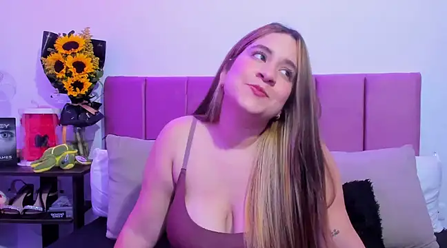 Snapshot of EmmyGray chatting on 12-09-24, 07:39 EmmyGray online show from 12-09-24, 07:39