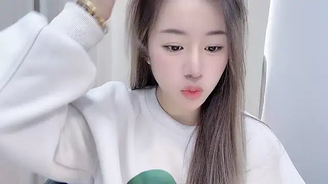 Snapshot of chloe-01 chatting on 12-15-24, 04:18 chloe-01 online show from 12-15-24, 04:18