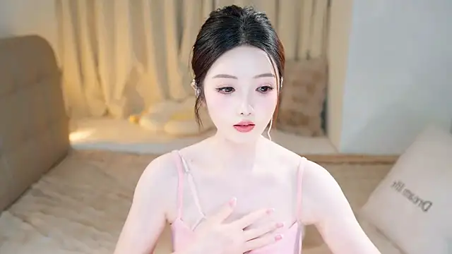 Snapshot of Eimile chatting on 03-07-25, 06:11 Eimile online show from 03-07-25, 06:11