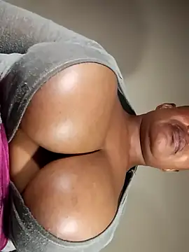 Snapshot of boobassymom chatting on 09-12-25, 06:30 boobassymom online show from 09-12-25, 06:30