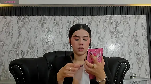 Snapshot of Miamontoya chatting on 01-18-25, 02:44 Miamontoya online show from 01-18-25, 02:44