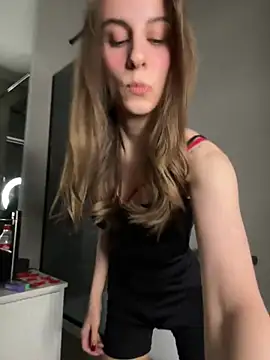 Snapshot of HellPeach chatting on 02-17-25, 01:36 HellPeach online show from 02-17-25, 01:36