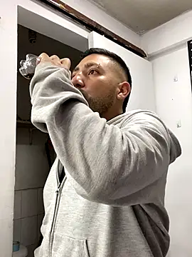 Snapshot of JuanZapata33 chatting on 10-17-25, 10:12 JuanZapata33 online show from 10-17-25, 10:12