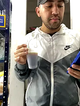 Snapshot of JuanZapata33 chatting on 12-20-25, 08:49 JuanZapata33 online show from 12-20-25, 08:49