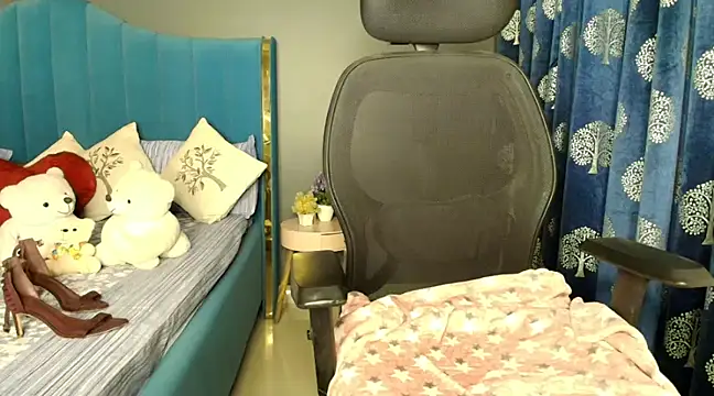 Snapshot of CUTE_princess_143 chatting on 02-06-25, 02:48 CUTE princess 143 online show from 02-06-25, 02:48