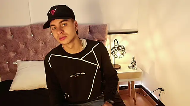 Snapshot of Amadeo_Wild chatting on 12-03-24, 03:11 Amadeo Wild online show from 12-03-24, 03:11