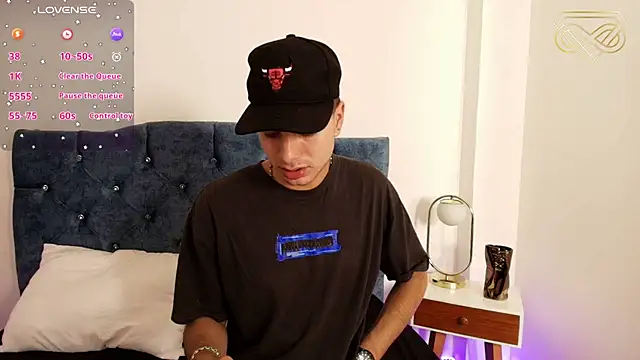 Snapshot of Amadeo_Wild chatting on 12-06-24, 02:02 Amadeo Wild online show from 12-06-24, 02:02