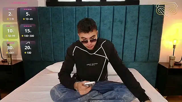 Snapshot of Amadeo_Wild chatting on 12-18-24, 05:10 Amadeo Wild online show from 12-18-24, 05:10