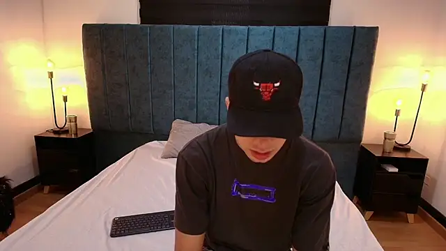 Snapshot of Amadeo_Wild chatting on 12-29-24, 04:40 Amadeo Wild online show from 12-29-24, 04:40