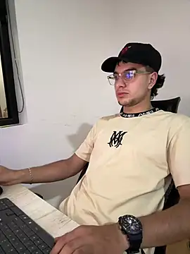 Snapshot of Amadeo_Wild chatting on 01-11-25, 10:29 Amadeo Wild online show from 01-11-25, 10:29