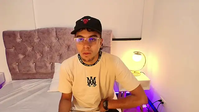 Snapshot of Amadeo_Wild chatting on 01-12-25, 11:50 Amadeo Wild online show from 01-12-25, 11:50