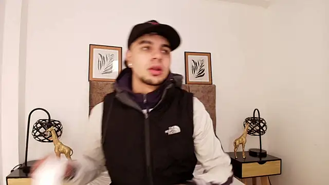 Snapshot of Amadeo_Wild chatting on 01-31-25, 03:22 Amadeo Wild online show from 01-31-25, 03:22