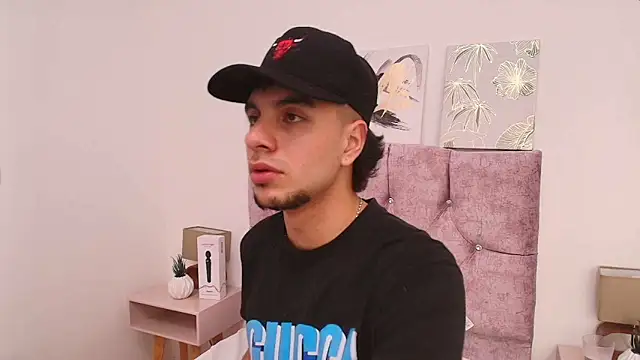 Snapshot of Amadeo_Wild chatting on 02-01-25, 07:02 Amadeo Wild online show from 02-01-25, 07:02