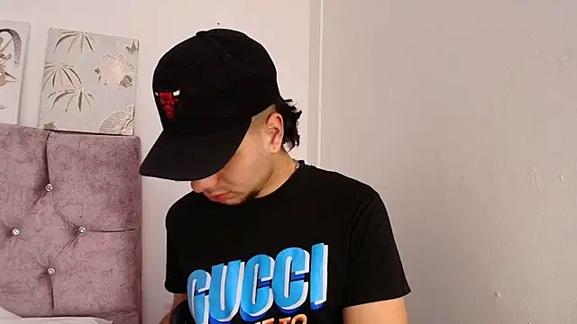 Snapshot of Amadeo_Wild chatting on 02-02-25, 01:08 Amadeo Wild online show from 02-02-25, 01:08