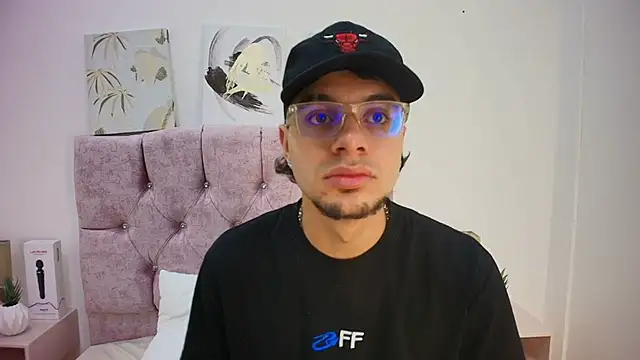 Snapshot of Amadeo_Wild chatting on 02-06-25, 12:16 Amadeo Wild online show from 02-06-25, 12:16