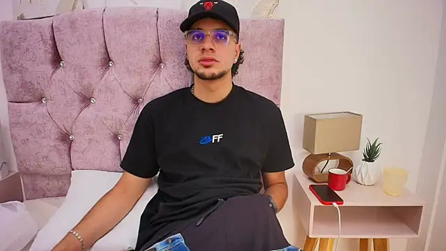 Snapshot of Amadeo_Wild chatting on 02-06-25, 03:20 Amadeo Wild online show from 02-06-25, 03:20