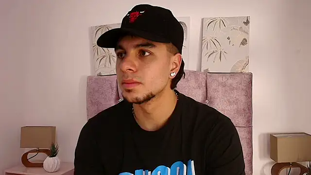 Snapshot of Amadeo_Wild chatting on 02-08-25, 03:00 Amadeo Wild online show from 02-08-25, 03:00