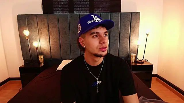 Snapshot of Amadeo_Wild chatting on 02-15-25, 03:39 Amadeo Wild online show from 02-15-25, 03:39