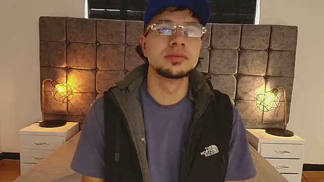 Snapshot of Amadeo_Wild chatting on 03-05-25, 01:28 Amadeo Wild online show from 03-05-25, 01:28