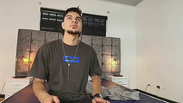 Snapshot of Amadeo_Wild chatting on 03-07-25, 12:34 Amadeo Wild online show from 03-07-25, 12:34