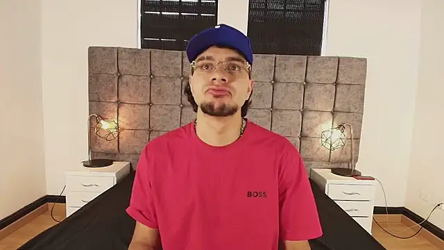 Snapshot of Amadeo_Wild chatting on 03-08-25, 02:19 Amadeo Wild online show from 03-08-25, 02:19