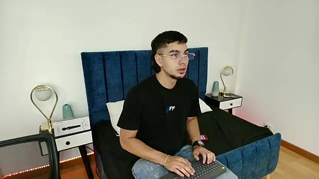 Snapshot of Amadeo_Wild chatting on 03-15-25, 03:37 Amadeo Wild online show from 03-15-25, 03:37