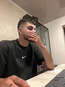 Snapshot of Amadeo_Wild chatting on 09-22-25, 02:57 Amadeo Wild online show from 09-22-25, 02:57