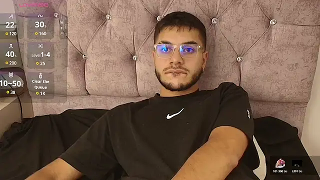 Snapshot of Amadeo_Wild chatting on 10-26-25, 04:18 Amadeo Wild online show from 10-26-25, 04:18