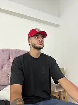 Snapshot of Amadeo_Wild chatting on 10-28-25, 02:20 Amadeo Wild online show from 10-28-25, 02:20