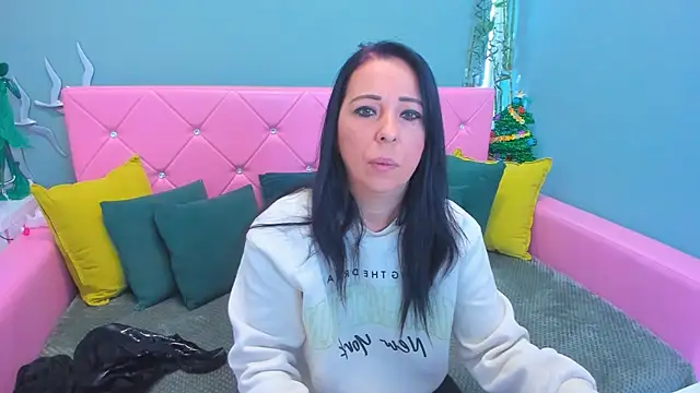 Snapshot of LauraSin chatting on 12-16-25, 04:50 LauraSin online show from 12-16-25, 04:50